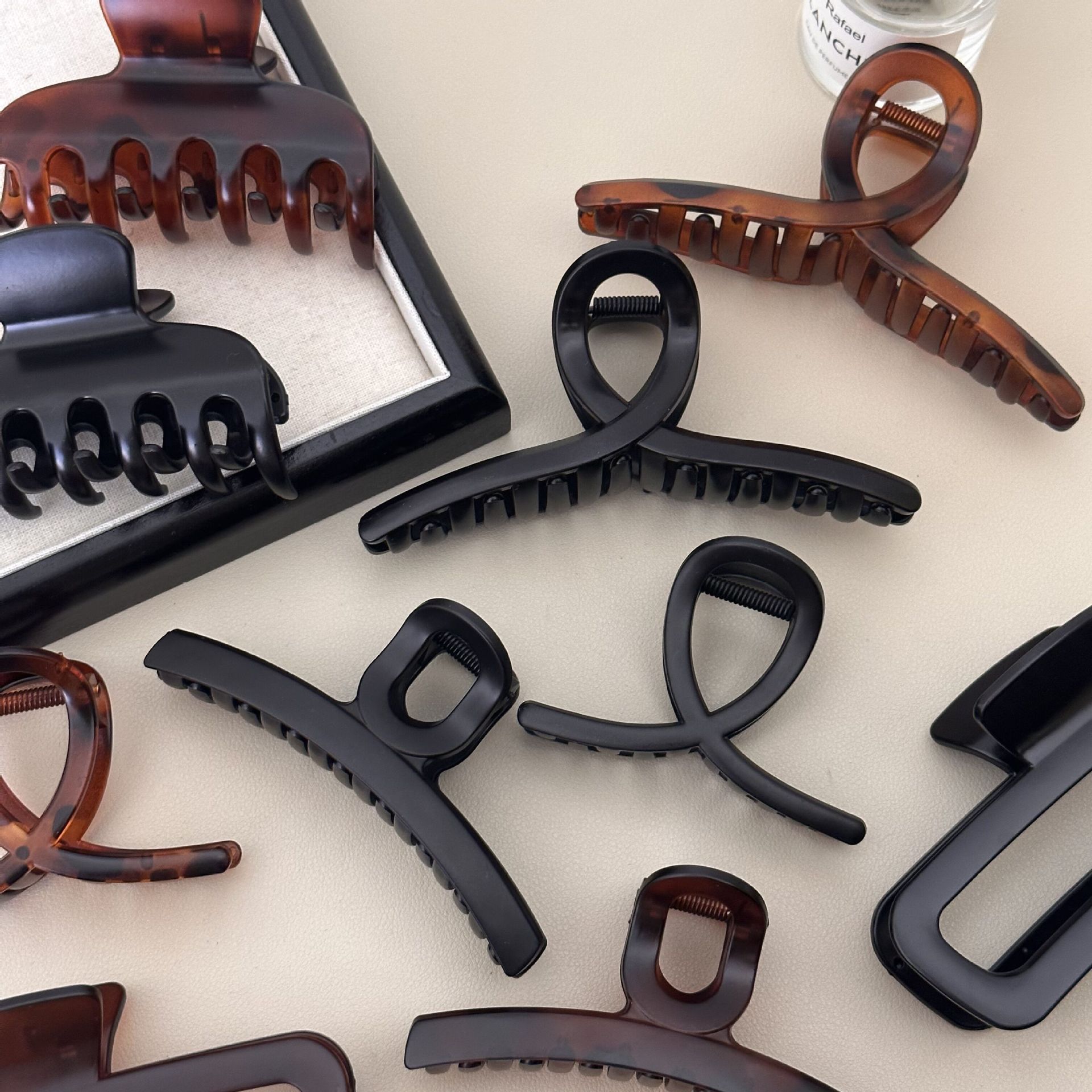 时尚高级感哑光黑色抓夹发量多大号发抓女后脑勺盘发鲨鱼夹头饰女