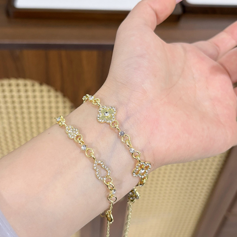Luxury four-leaf clover bracelet for women, unique design, sophisticated, suitable for everyday wear, and a great match for best friends.