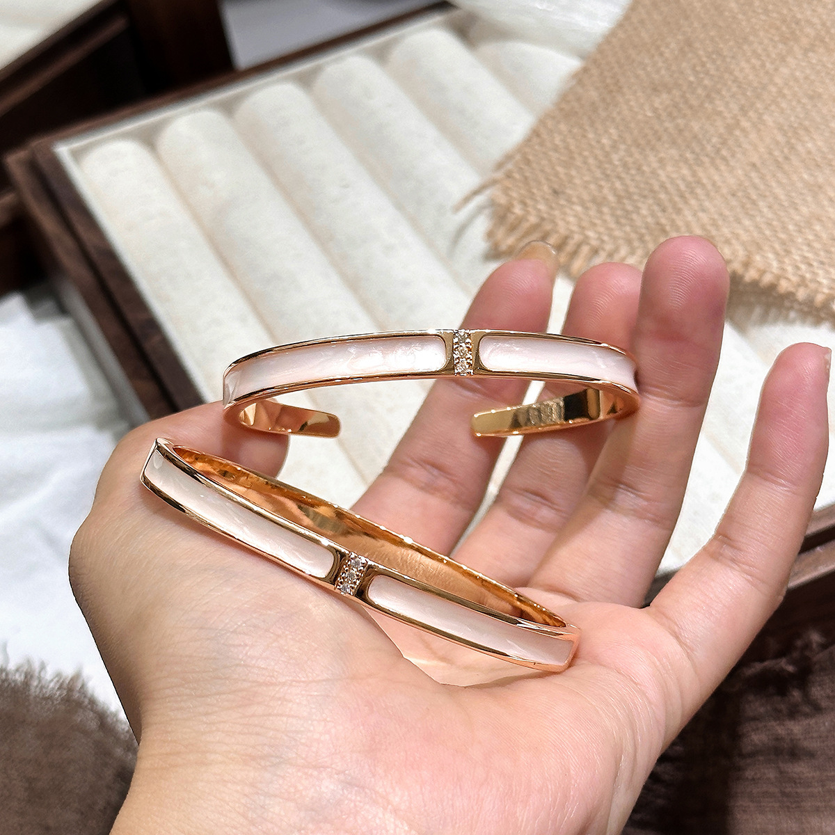 Ventas transfronterizas en caliente Seiko micro embellido pulsera de conchas blancas ligera de lujo nicho de alta humedad temperamento simple pulsera de hebilla universal