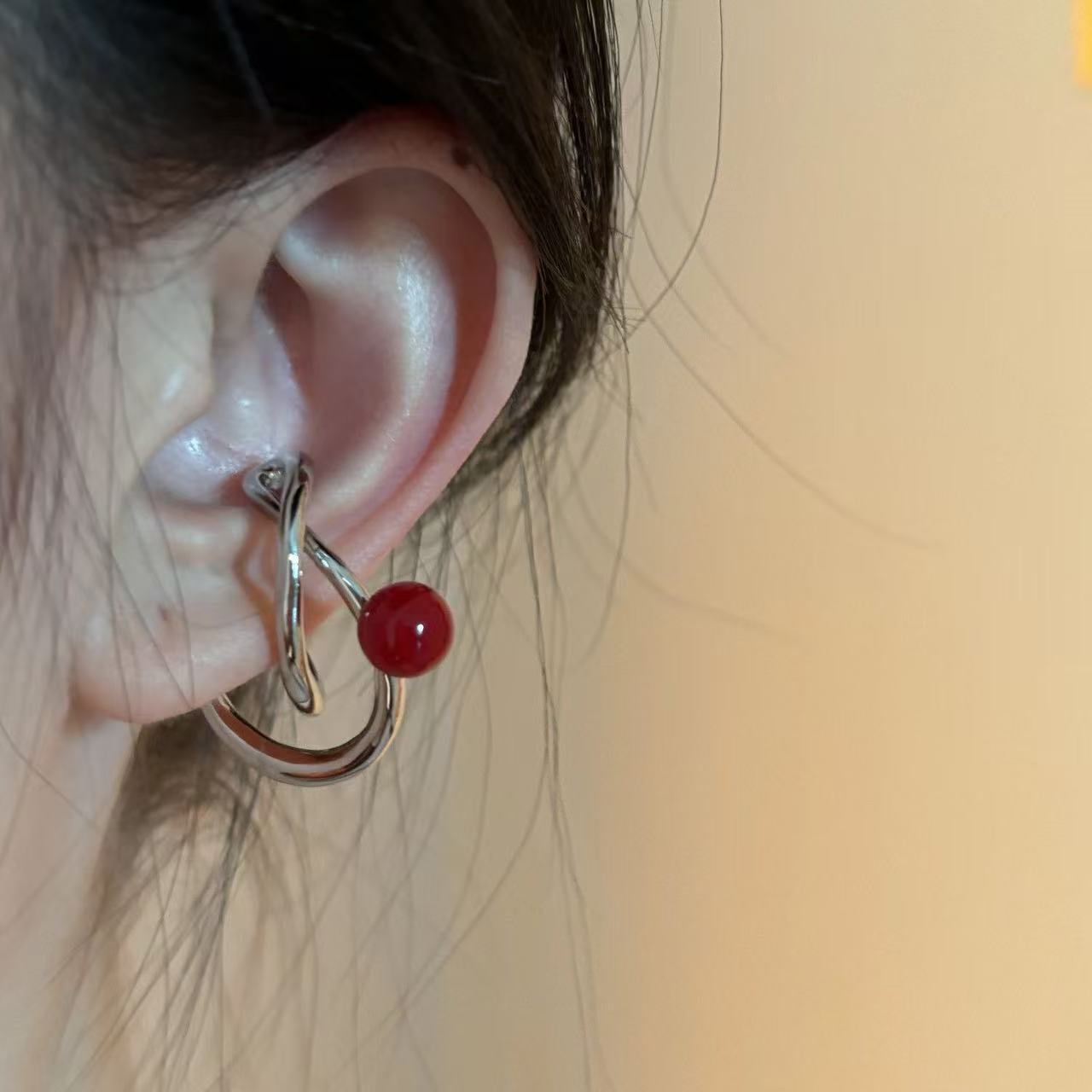 Dulce y fresco, doble capa enrollada, cuentas redondas rojas, pinza para la oreja sin orejas, nicho femenino, viento frío, pendientes geométricas retorcidas