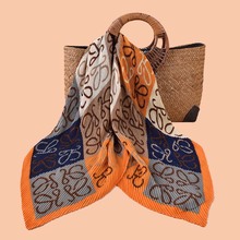 秋冬新款时尚格子符号印花褶皱90棉麻方巾批发百搭女士围巾外贸