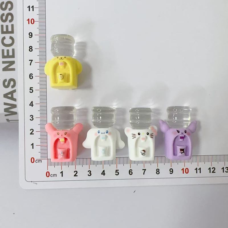 立体漫画サンリオウォーターディスペンサー diy クリーム接着剤樹脂アクセサリー卸売携帯電話ペンダントキーホルダー装飾品|undefined