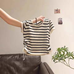 韓国系の甘いギャルは色のストライプにぶつかって、腰のニットの半袖のtシャツの女性の2025夏のきれいで美しい上着を収めます。