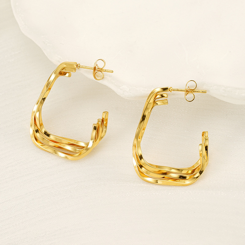 Pendientes geométricos de acero de titanio dorado simple de moda transfronteriza chapados en oro de 18 quilates exquisitos pendientes al por mayor