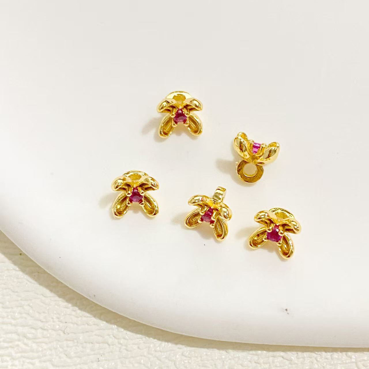 高保色diy部品に桂花のボタンを入れて、ビーズの小さいボタンの部品のビーズの散珠の手作りの材料を飾ります。