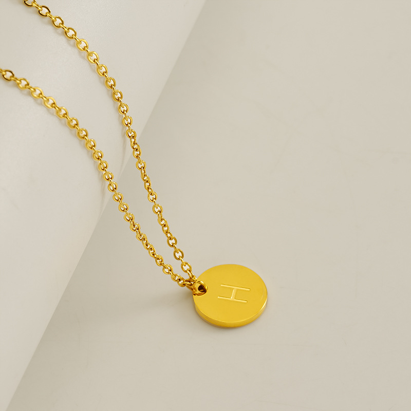 Europa y los Estados Unidos venta caliente alta sensación de colgante de letras de acero inoxidable collar de oro de acero titanio inglés al por mayor cadena clavícula