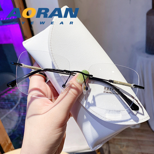 The same type of rimless eyeglasses frame with stars and no makeup for women can be paired with trendy flat glasses for myopia and prescription.