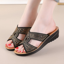 民族风中老年妈妈拖鞋女坡跟夏季外穿防滑软底水钻中跟大码一字拖