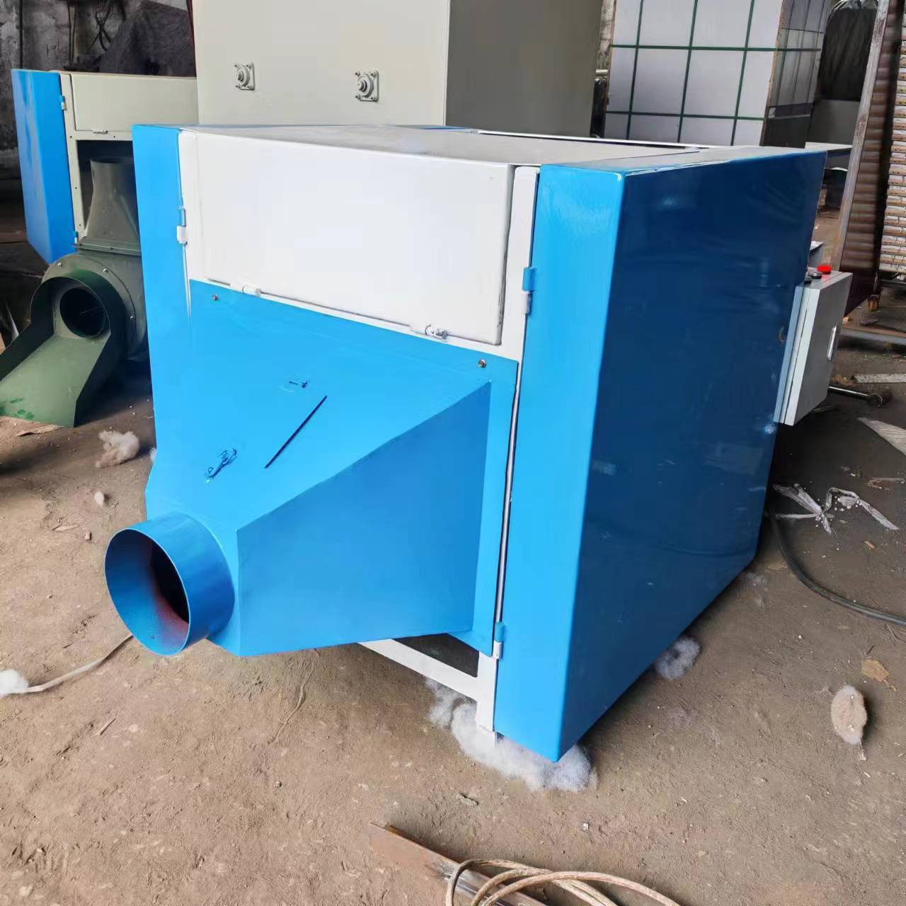 Máquina abridora de algodón PP con alimentación por cinta transportadora y rodillos múltiples, ideal para la producción de rellenos de almohadas, juguetes y camas para perros.