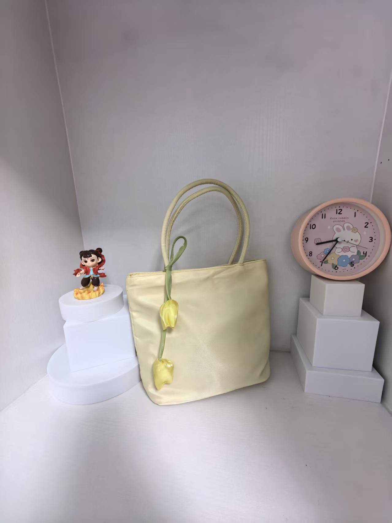 Handheld yellow pendant