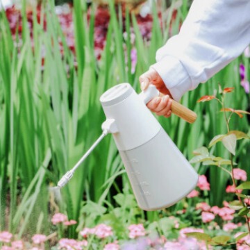 Japanese-style electric watering kettle household gardening wooden handle watering flowers watering high-pressure watering kettle watering kettle electric sprayer