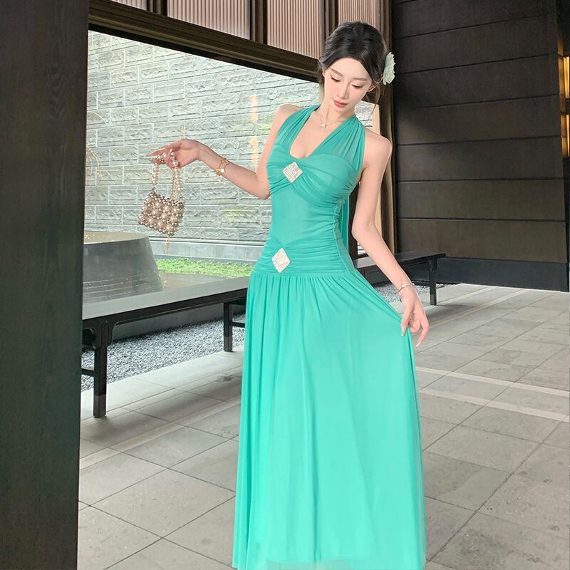Sexy and Alluring Backless V-Neck Halter Dress for Women, Waist-Cinching and Slimming Long Dress Suitable for Beach Photos Sexy and Alluring Backless V-Neck Halter Dress for Women, Waist-Cinching and Slimming Long Dress Suitable for Beach Photos