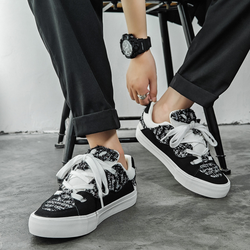Diseño de nicho negro y blanco pequeño pan de fragancia zapatos de mujer tela de piel zapatos blancos pareja alta moda zapatos de skate