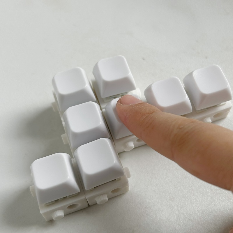 国境を越えたスプライス可能なビルディングブロックボタン減圧おもちゃキーホルダーペンダント指先プレス発光おもちゃ指先ボタン|undefined