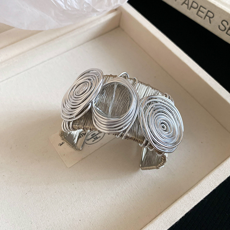新商品の重工欧米の金属風のブレスレットは精巧で豪華な気質の手環の広い辺の個性の高級感の手飾りの卸売りです。|undefined