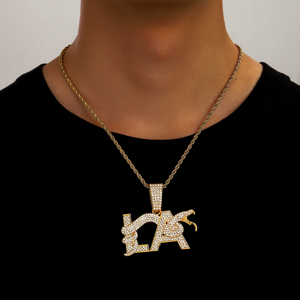 Nuevos productos transfronterizos calientes llenos de letras de diamante LA forma de serpiente personalidad collar logotipo de moda collar de joyas de cadena cubana