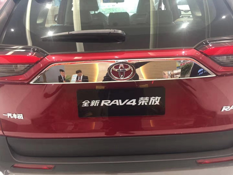 豊田栄は20種類のRAV4を入れて専用のドアの縁のカバーを改造した後、ドアパネルの車体のテールゲートを飾った|undefined