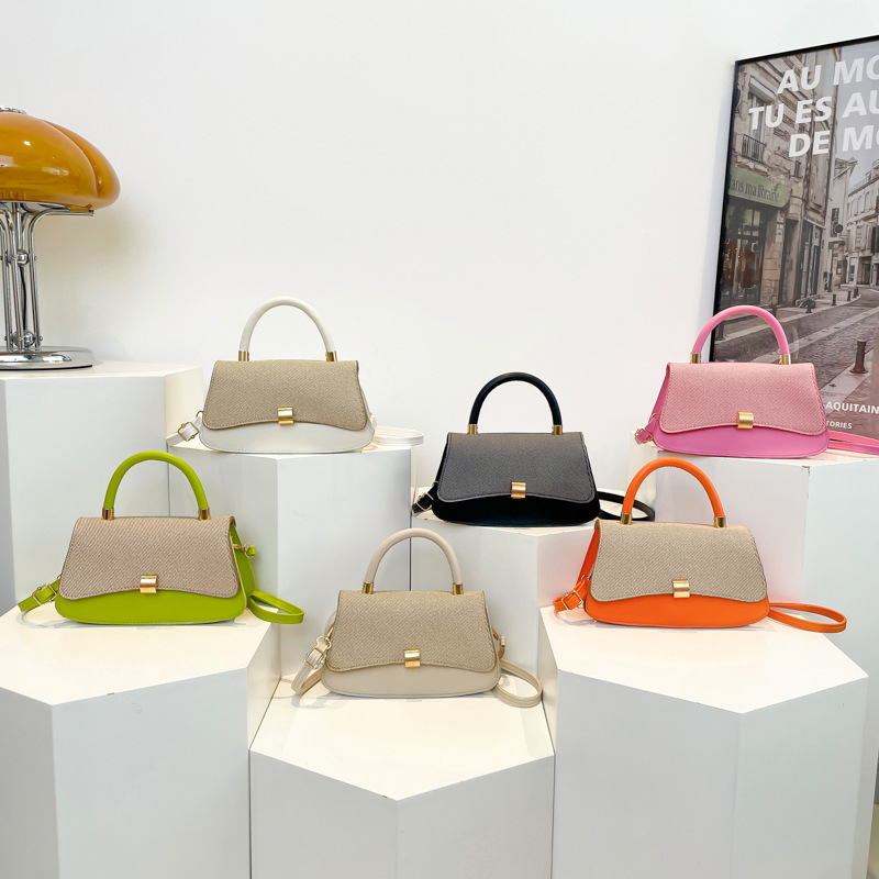 Pequeño fresco dulce 2025 primavera y verano nuevo estilo urbano elegante moda moda moda moda con personalidad extranjera en mochila