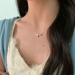 シンプルな海星真珠のネックレスの女性の大衆の独特なデザイン感の鎖の鎖の気質は百合の精巧な星のアクセサリーを配合します。