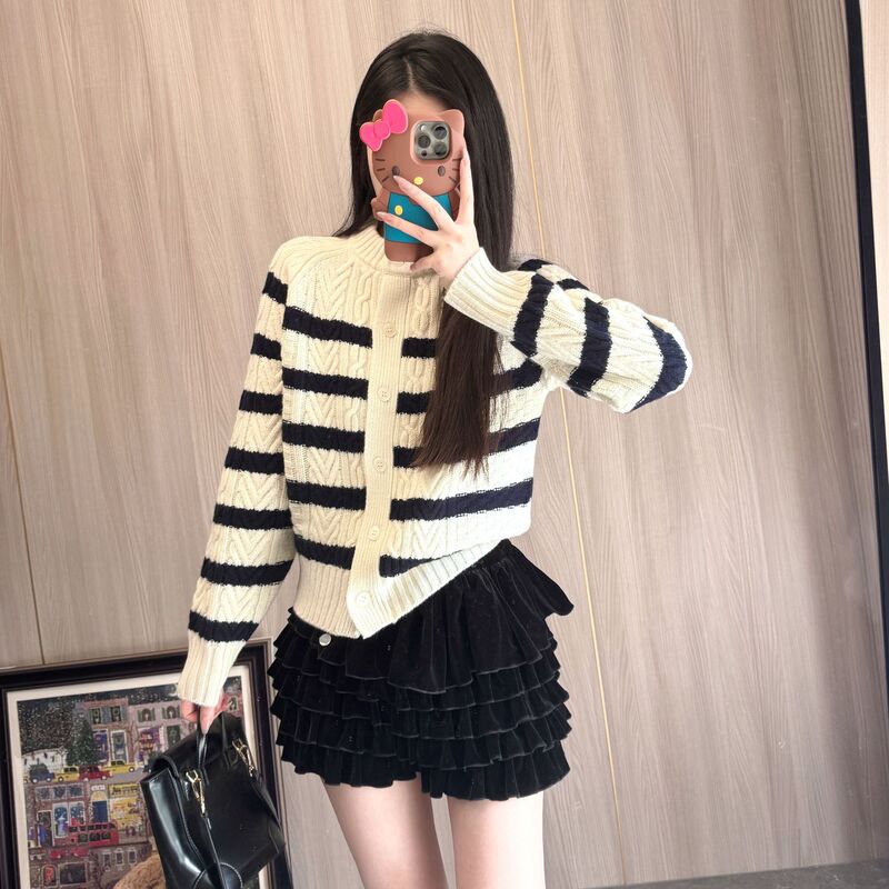 My big sister and I have the same style of striped sweater top quality hooded cardigan with a weight of 700 /100wool.