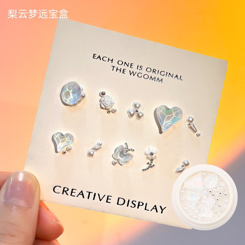 Desgaste de la celebridad en línea paquete de material de uñas caja del Tesoro japonés accesorios de uñas corazón torcido Mariposa Super Flash accesorios de uñas de diamante en forma especial