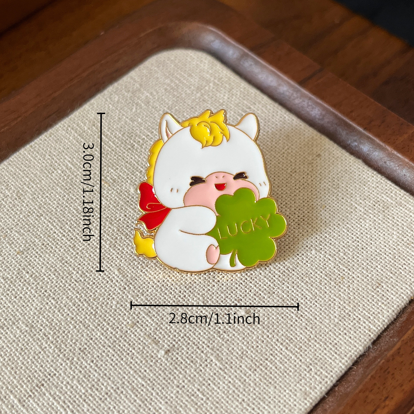 Nueva 2026 insignia del año del caballo, mascota de la marea nacional, ropa encantadora, broche, bolsos, accesorios, regalos de Año Nuevo