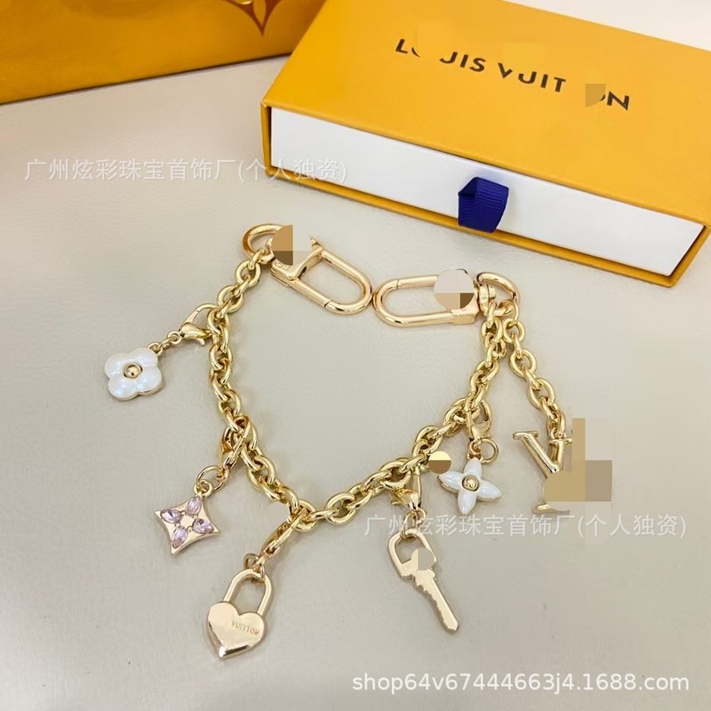 驴家新款樱桃暴力熊钥匙扣包包等挂饰挂件高级感时尚配饰厂家直销|undefined
