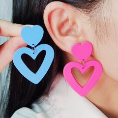 新しいバレンタインデーのバラの赤い愛のアクリルのイヤリングのイヤリングの欧米風の個性の透かし彫りのデザイン感の耳の装飾品の女性