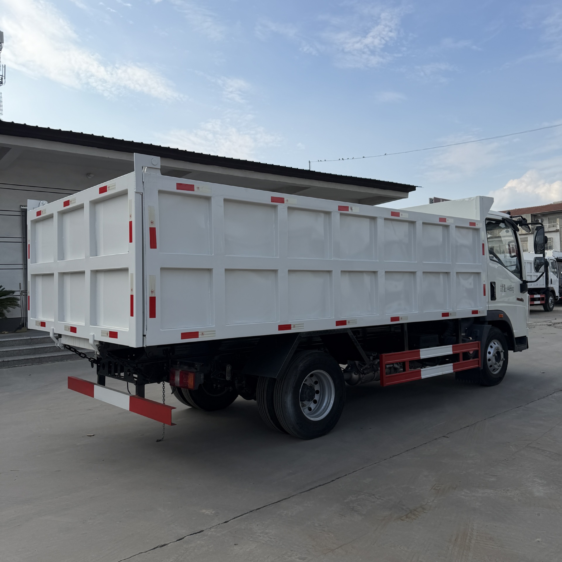 Howo 4x2 single-axle dump truck, exported to African construction sites, hydraulic dump truck for transporting rubble and soil