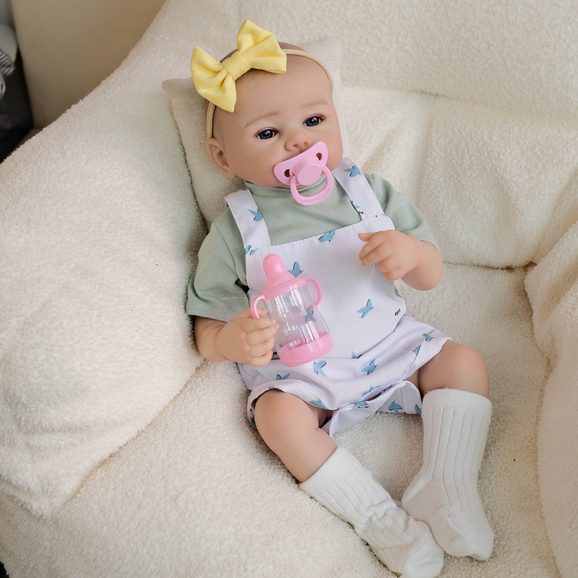 Muñeca de simulación Julietta con overol estampado de 19 pulgadas, ideal como regalo navideño para niños.