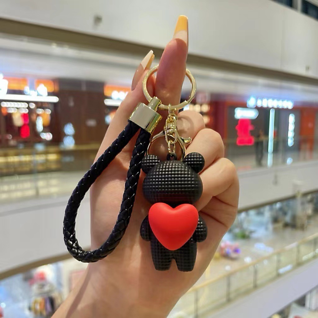 Muñeca de dibujos animados goteo llavero bolsas escolares exquisitas para hombres y mujeres colgantes para agarrar muñecas colgantes para el mercado nocturno regalos al por mayor