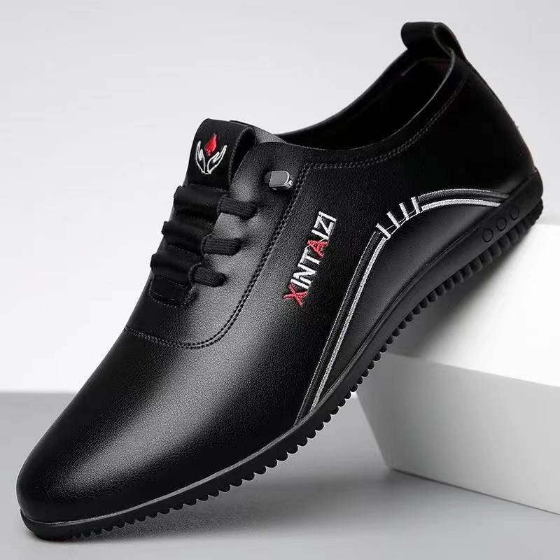 Zapatos de cuero para hombre 2024 zapatos casuales transpirables de cuero de nuevo estilo de verano, suela suave ligera, zapatos de hombre de un pedal