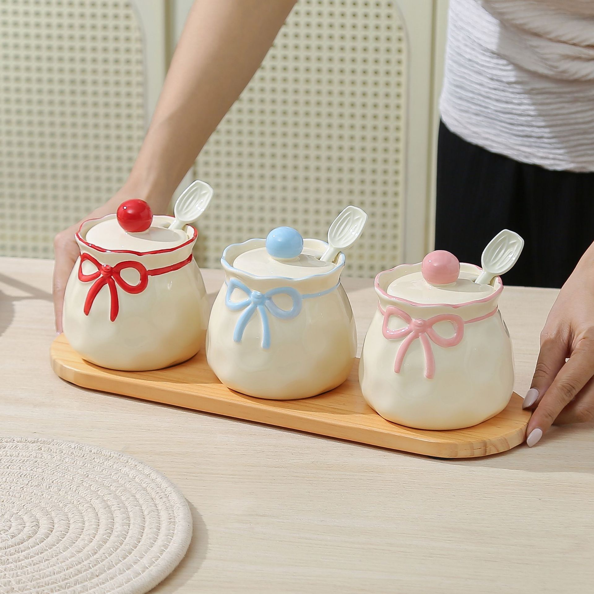 Personalidad creativa condimento arco de cocina simple utensilios de cocina adorables botellas de MSG de alto valor de sal condimento frasco transfronterizo