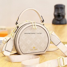 С���p��Ʒ�ư���Ů����2025�¿�������С�A������μ�б��Ů��