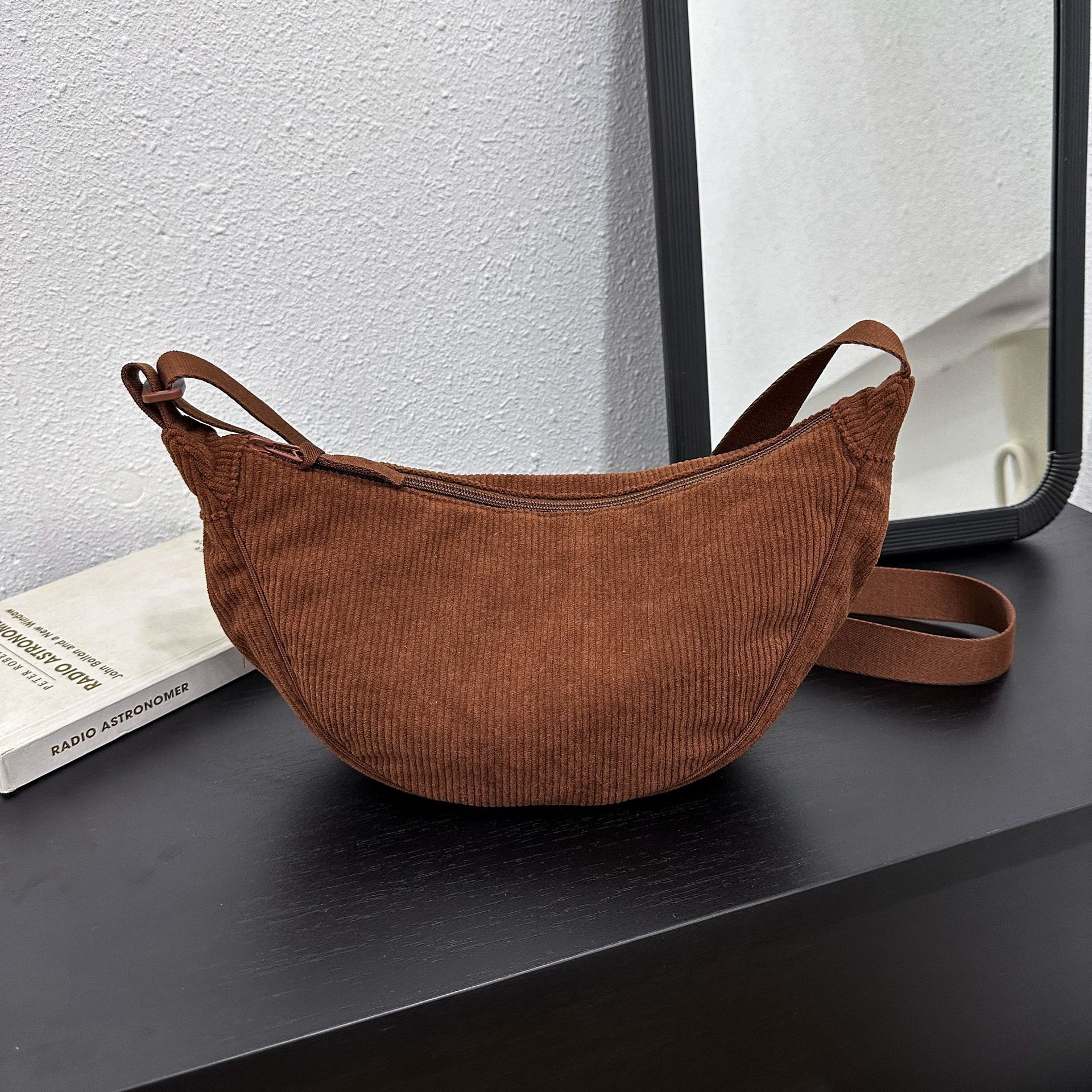 2023 Otoño e Invierno Nuevo UJIA taleguilla de pana para hombres y mujeres bolsa de dumpling bolsa de hombro impermeable bolsa ligera de moda