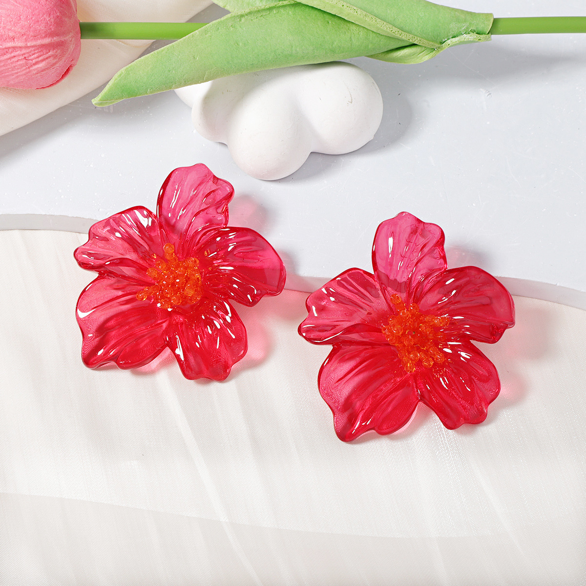 Oversized Sculptural Clear Acrylic Clip-on Earrings With Modern European Design. Hypoallergenic, Tarnish-resistant And Comfortable To Wear. Eye-catchi_voghion.com