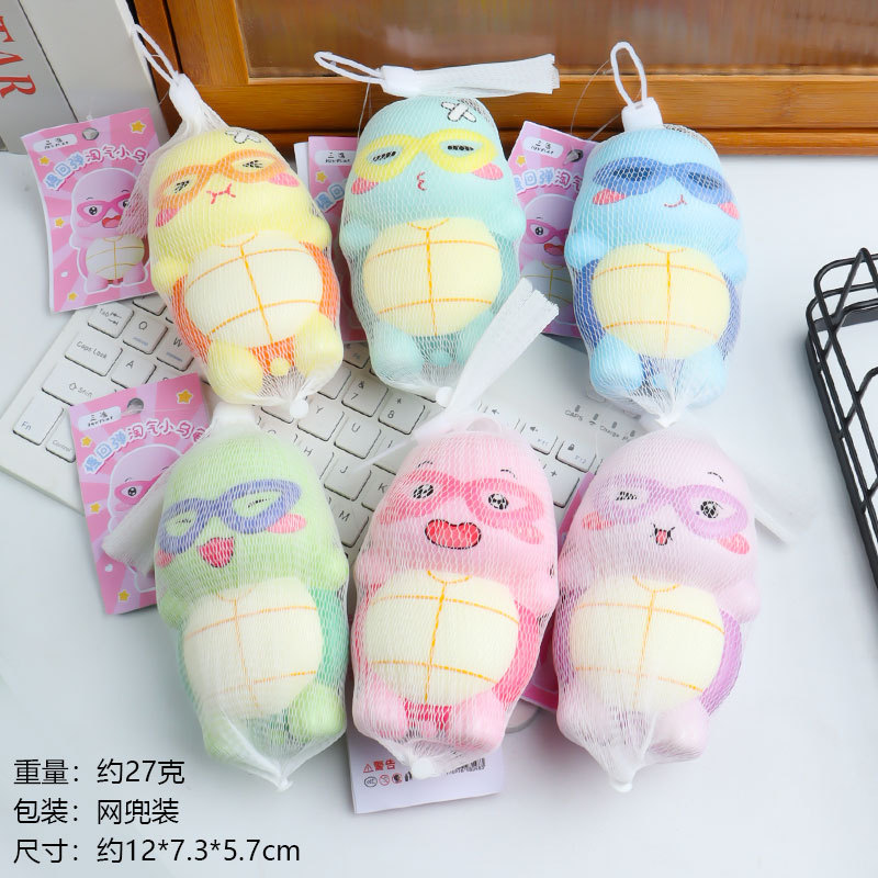 느린 리바운드 거북이의 색상은 무작위로 분포됩니다.