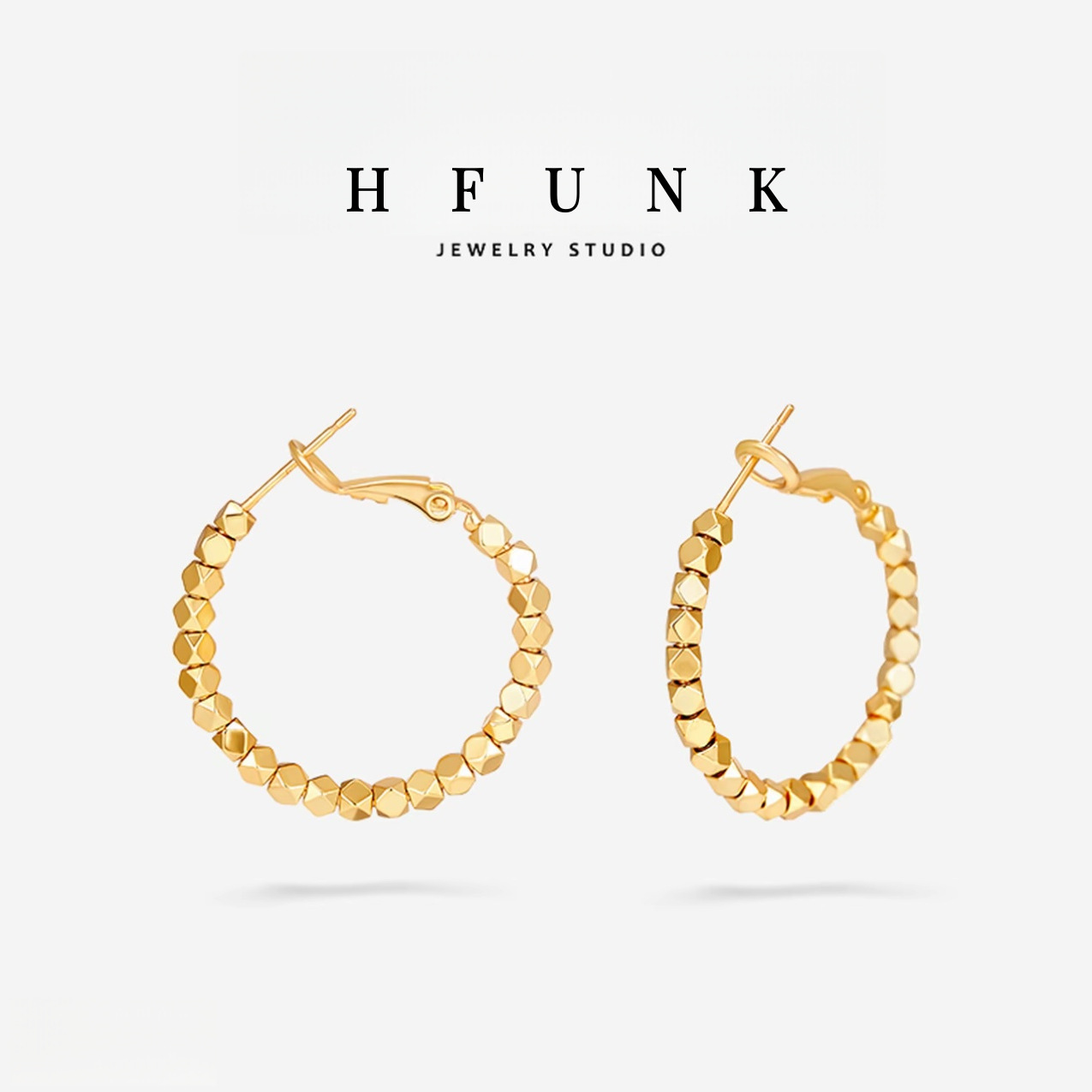 Small design earrings, simple and elegant design, high-end, trend of season