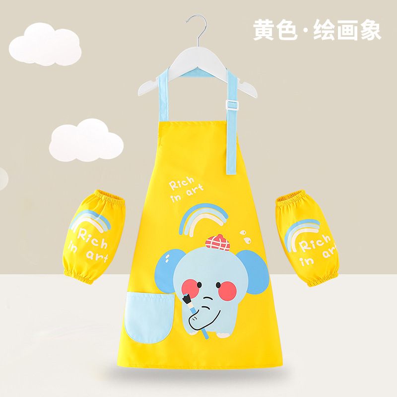 子供のエプロンの絵のカバーの服の男の子の赤ちゃんは食事をします。|undefined