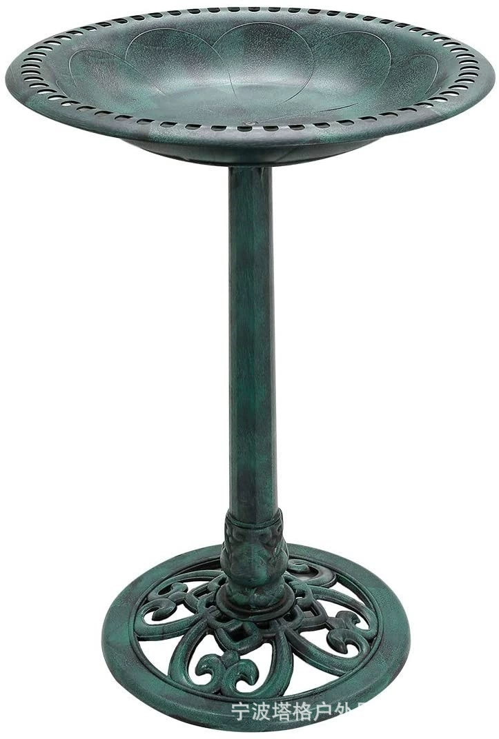 Древний зеленый классический дворик Птичья ванна украшает сад