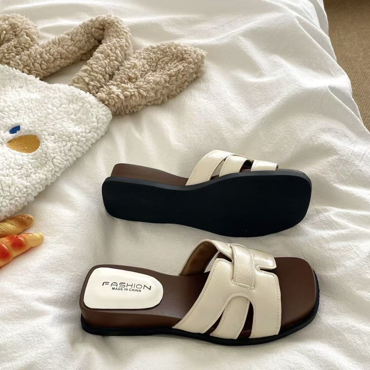 Aumentar la altura de la base gruesa de las zapatillas de verano para mujeres 2026 nuevas zapatillas de color sólido transpirables de tejido antideslizante francés