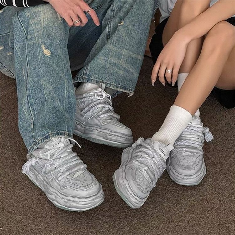 Hecha viejos zapatos sucios para parejas con suela gruesa, zapatos deportivos casuales de diseño universal, zapatos de skate de moda