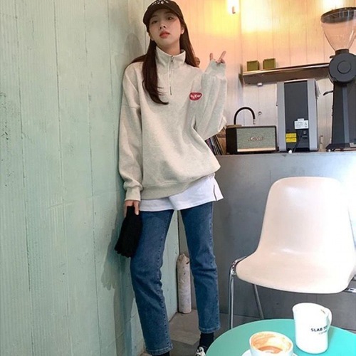 Layered winter-themed faux two-piece sweatshirt with plush lining, suitable for early autumn streetwear, covering the buttocks with a hidden hem design.