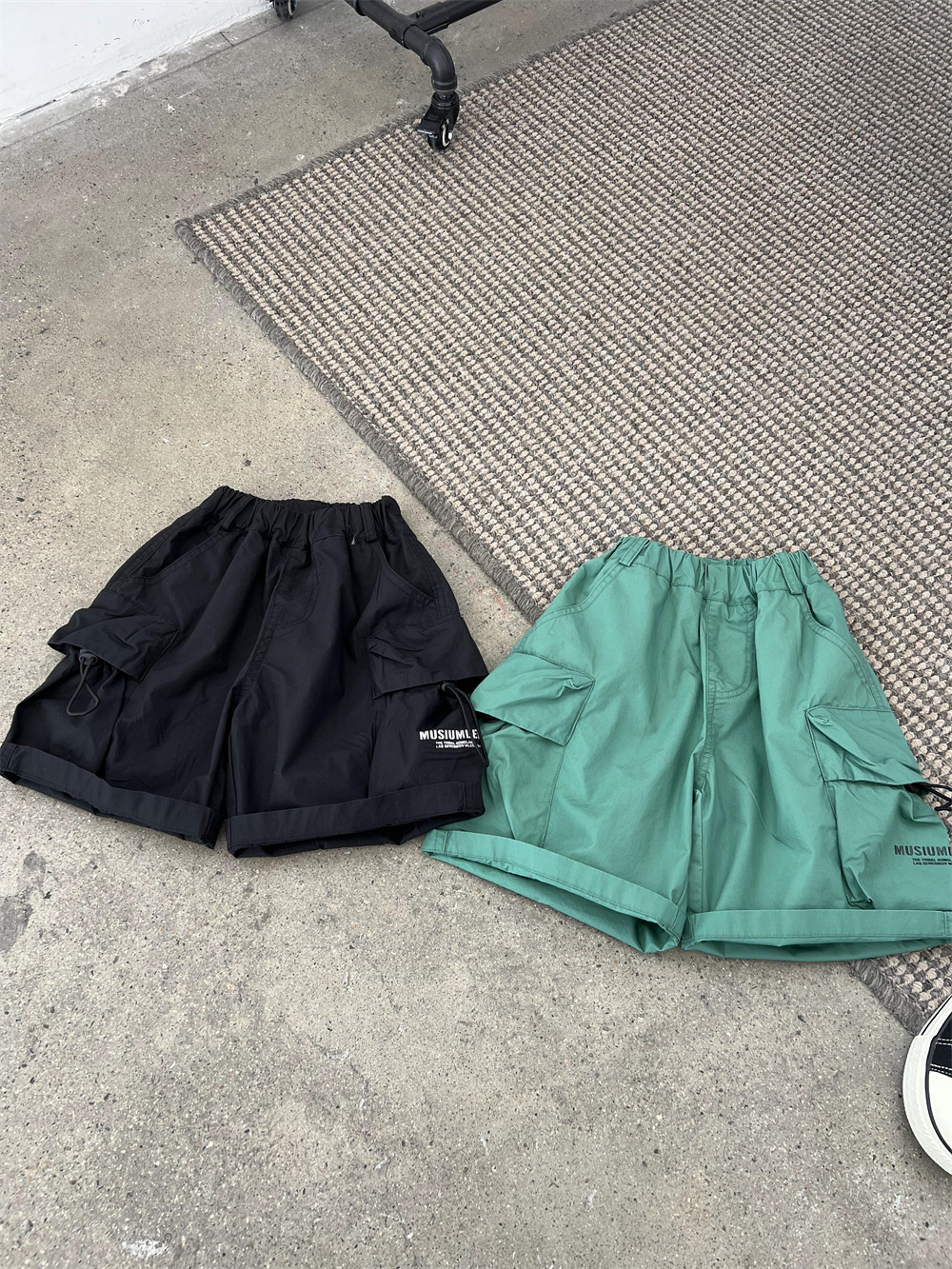 Sommerbørns amerikansk stil store lommer tynde arbejdsshorts til mænd og kvinder, løse snøreshorts, street glatte bukser_voghion.com