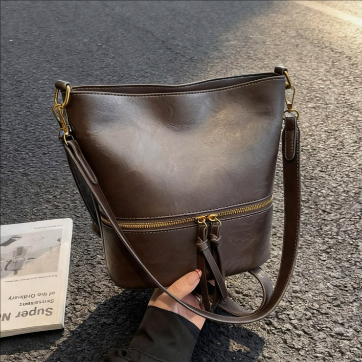 Nicho transfronterizo bolsos retro mujeres otoño y invierno 2025 nuevo estilo universal de viaje de un solo hombro bolso de cubo de alta sensación mochila