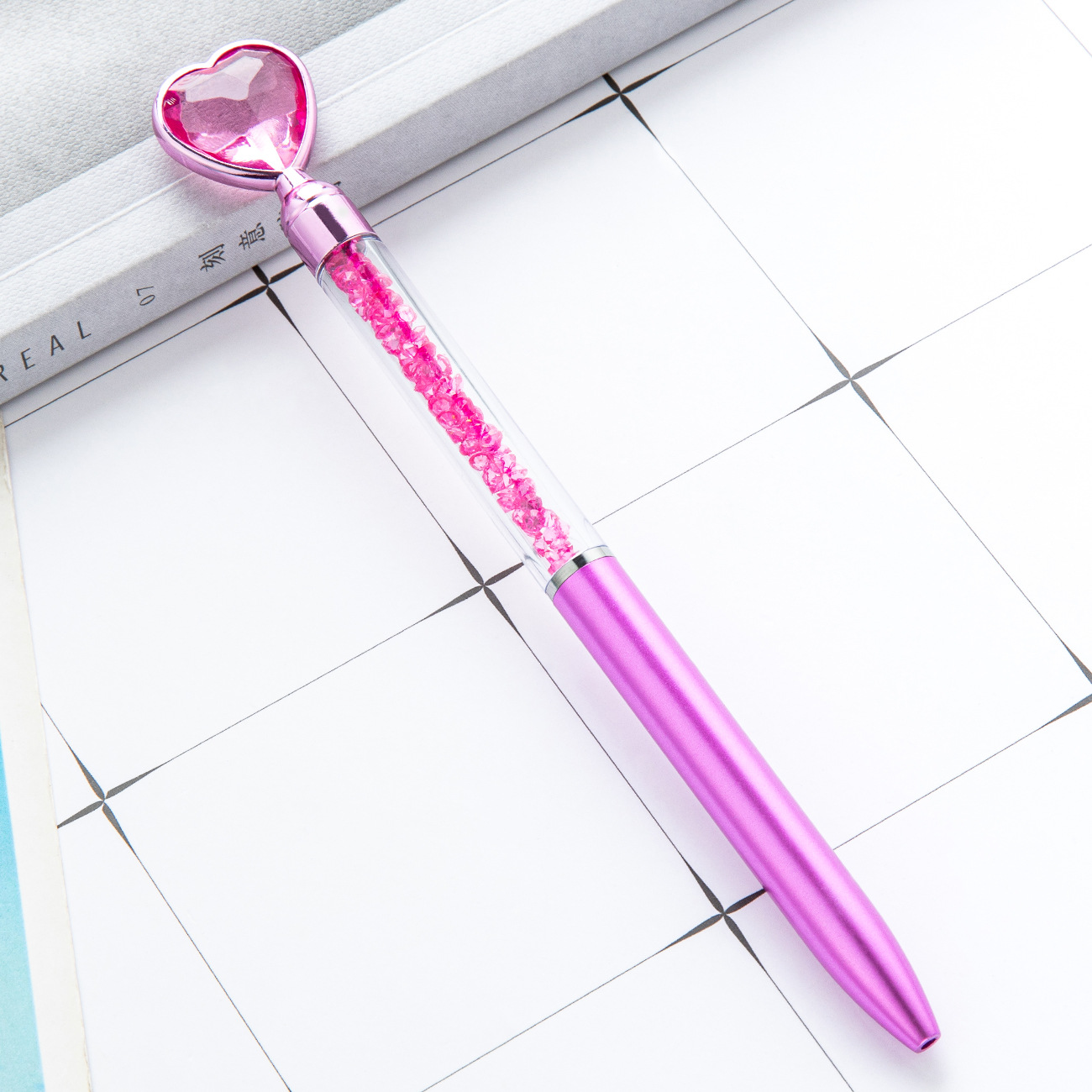 Bolígrafo de plástico amor al por mayor imprimible logotipo hotel publicidad bolígrafo de regalo creativo bolígrafo de cristal multicolor