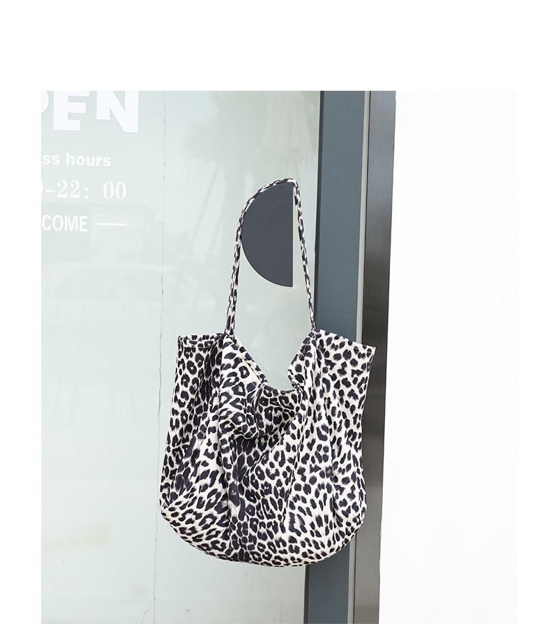 Women's Large Flannel Leopard Streetwear Open Tote Bag display picture 9