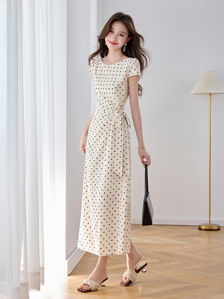 Đầm maxi nữ thắt eo tay ngắn họa tiết chấm bi phong cách nghỉ dưỡng — màu đen, màu trắng