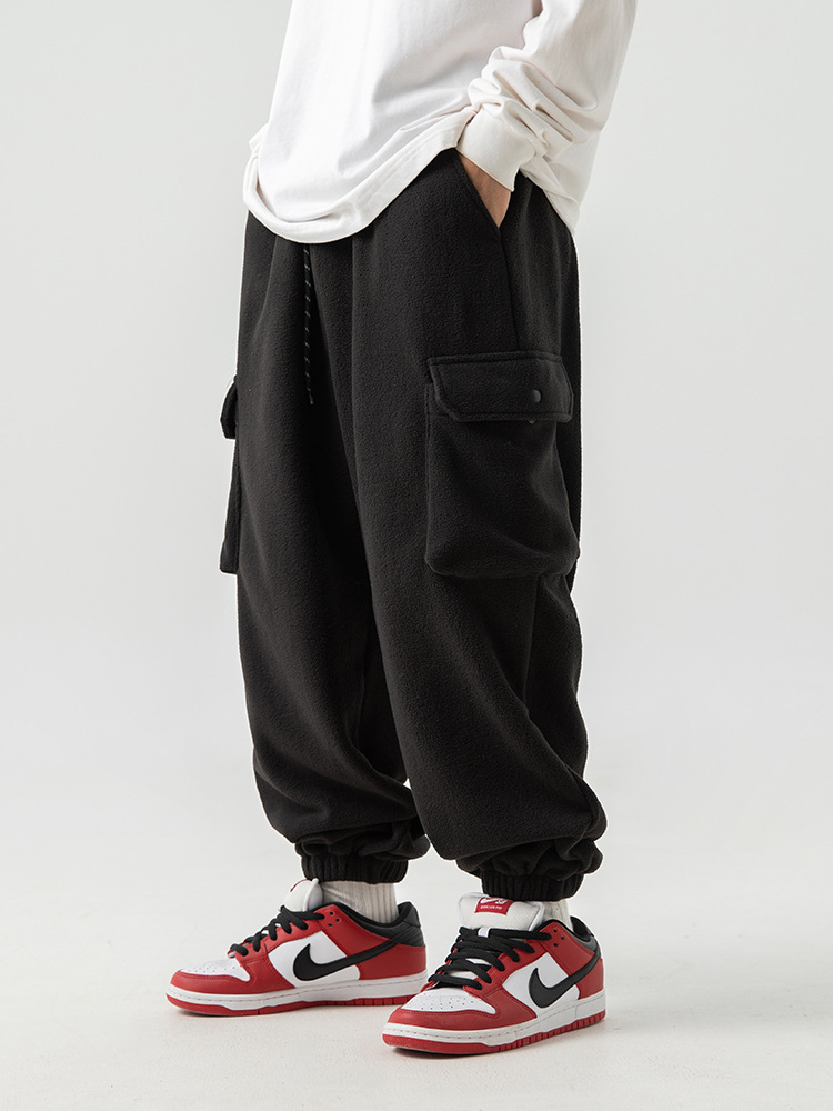 Pantalones deportivos de forro polar estilo japonés para hombre, otoño e invierno 2024, nuevo estilo, diseño de bolsillos grandes, pantalones casuales deportivos holgados y modernos