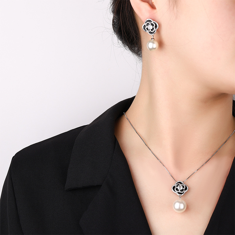 2024 nuevo estilo Zhuang Shengsheng joyería fondo de cobre chapado en oro con incrustaciones de perlas temperamento camelia traje femenino 16-14mm